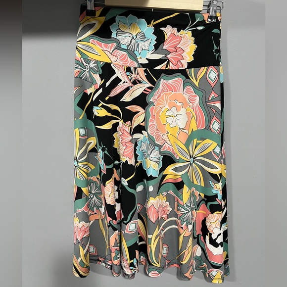 Multi colored skirt. Brand is Elizabeth & Nicole. Size is S - Picture 1 of 2